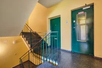 Treppenhaus mit Aufzug