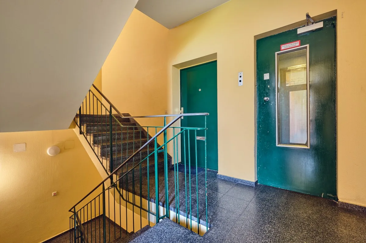 Treppenhaus mit Aufzug