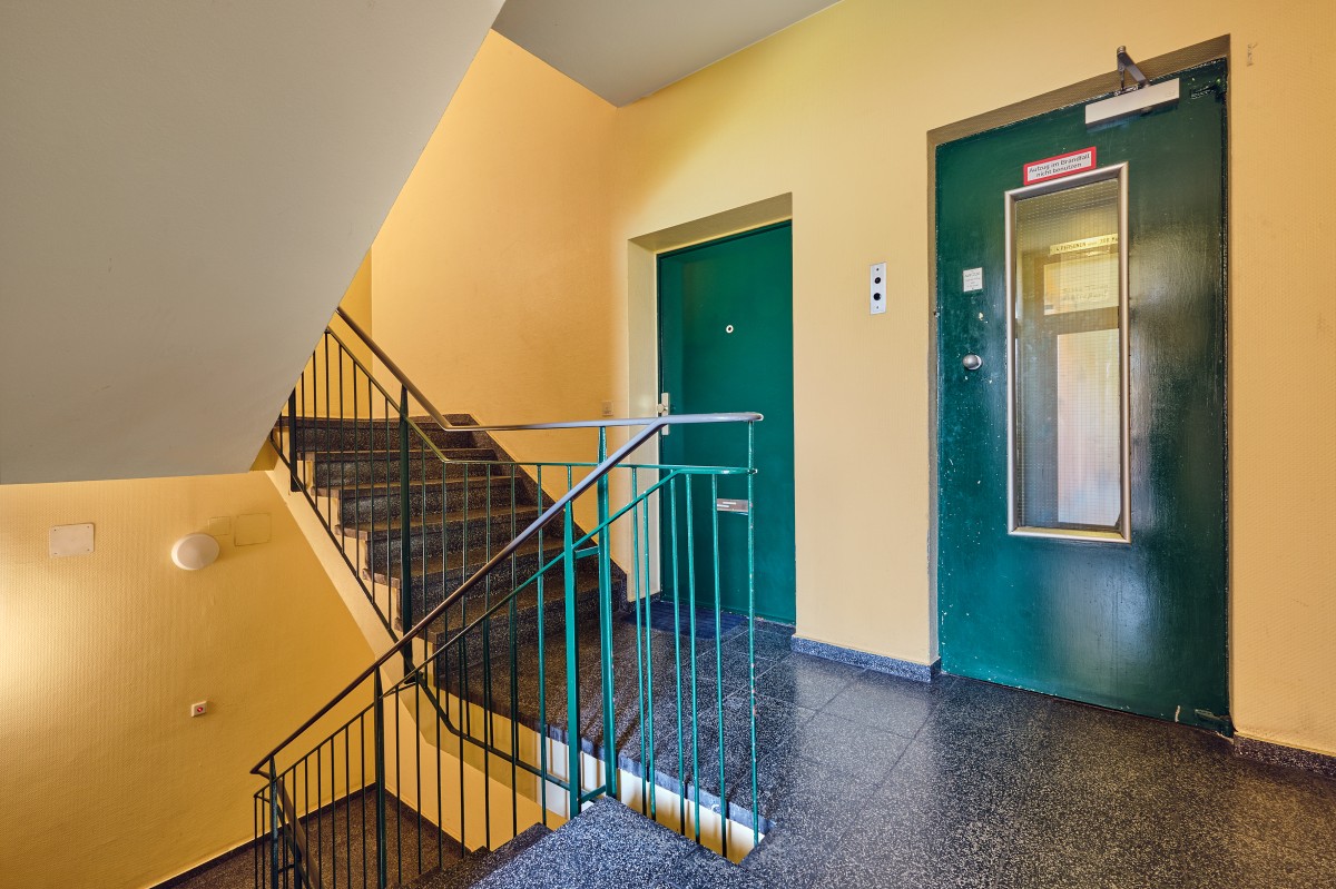 Treppenhaus mit Aufzug
