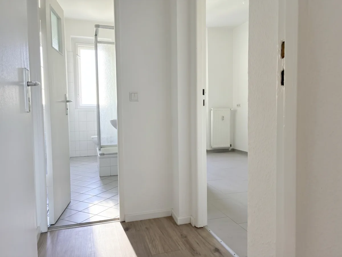 Blick in Bad und Küche