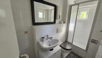 Duschbad mit zwei Fenstern