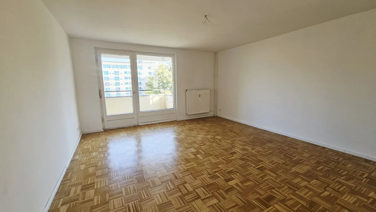 Wohnzimmer mit Balkon