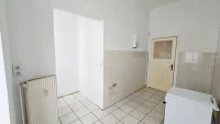 Küche mit Fenster und Stauraum