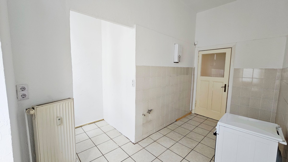 Küche mit Fenster und Stauraum