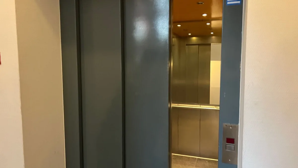 Moderner Aufzug