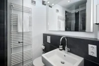 Modernes Duschbad