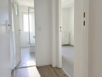 Blick in Bad und Küche