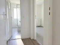 Blick in Bad und Küche