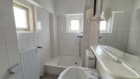 Bad mit zwei Fenstern